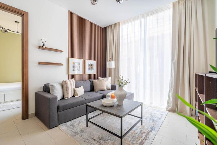 Elegante sala de estar con mobiliario moderno en un apartamento en Building Tariaq Bedon Esm - guestready-dxb - 1386952 en Nad Al Sheba, Dubai