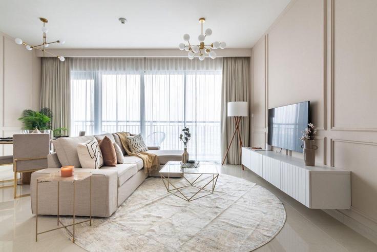 Dubai Al Kheeran FirstのBuilding Tariaq Bedon Esm - guestready-dxb - 1502423のアパートメントにある、モダンな家具を備えたエレガントなデザインのリビングルーム