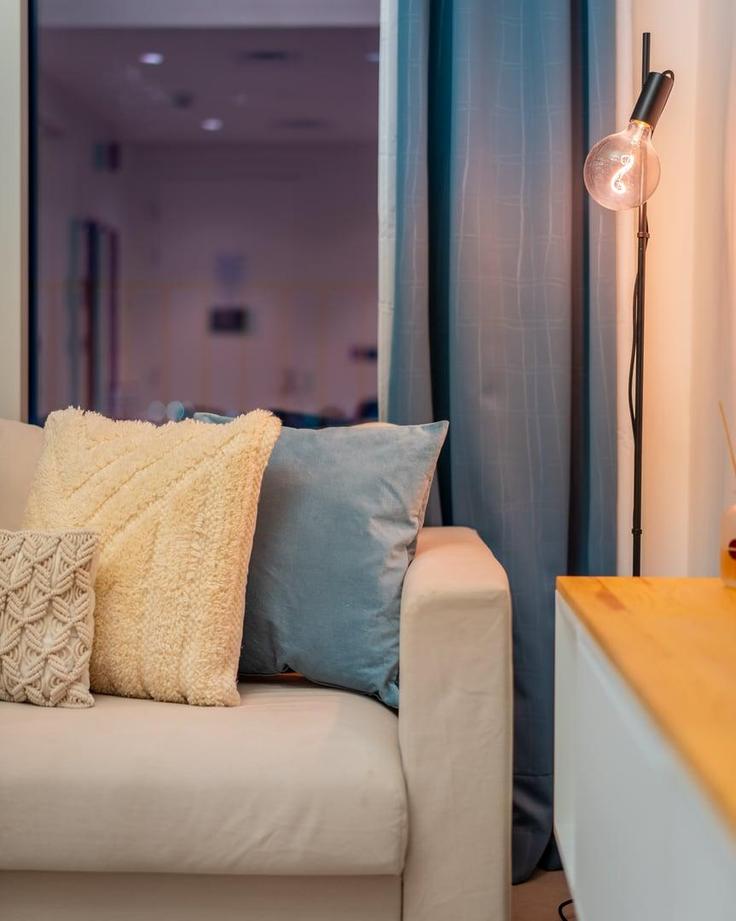 Dubai Hills Estate, Dubai에 위치한 Building Tariaq Bedon Esm - guestready-dxb - 1386958 유닛의 세련된 인테리어가 돋보이는 거실