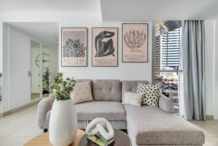 Salle de séjour élégante avec mobilier moderne dans un appartement à Building Cluster East - guestready-dxb - 1502326 à Al Thanyah Fifth, Dubai