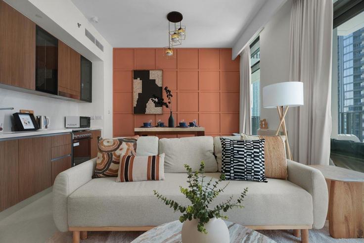 Elegant gestaltetes Wohnzimmer mit moderner Einrichtung in einer Wohnung im Building Tariaq Bedon Esm - guestready-dxb - 1502247 in Al Kheeran First, Dubai