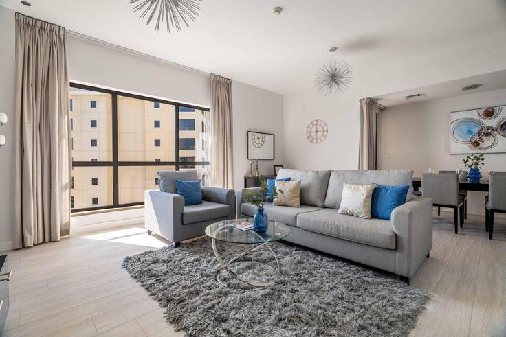 Building Al Sayorah Street - guestready-dxb - 1497090 adresindeki bir dairede modern mobilyalarla zarif bir şekilde tasarlanmış oturma odası Dubai Marina, Dubai