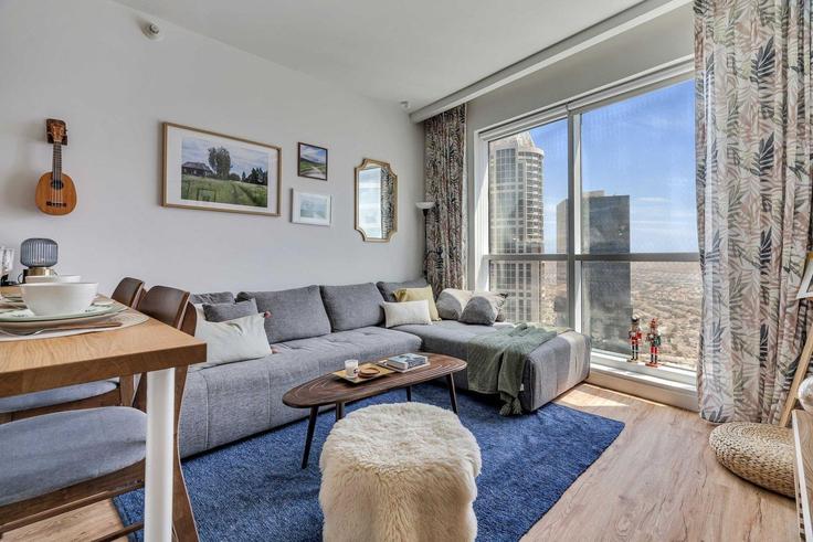 Dubai Al Thanyah FifthのBuilding Tariaq Bedon Esm - guestready-dxb - 1502313のアパートメントにある、モダンな家具を備えたエレガントなデザインのリビングルーム