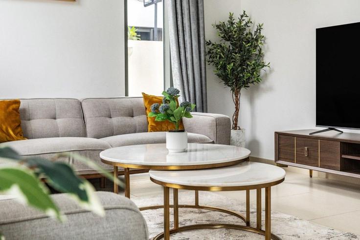 Salle de séjour élégante avec mobilier moderne dans un appartement à Building Tariaq Bedon Esm - guestready-dxb - 1511745 à Wadi Al Safa 5, Dubai