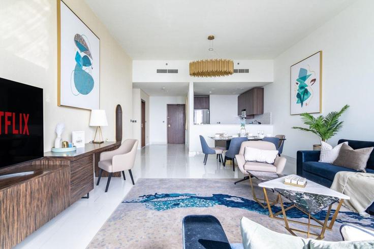 Elegant gestaltetes Wohnzimmer mit moderner Einrichtung in einer Wohnung im Building Al Bourooj Street - guestready-dxb - 1386945 in Dubai Marina, Dubai