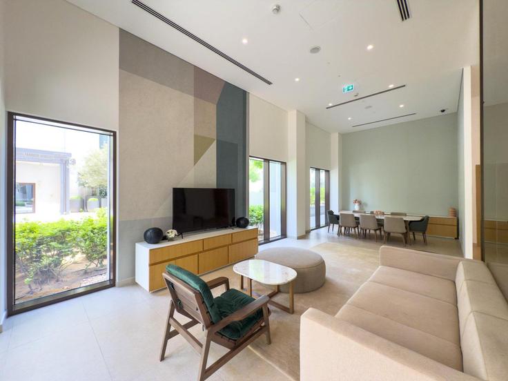 Al Kheeran First, Dubai에 위치한 Building Tariaq Bedon Esm - guestready-dxb - 1502307 유닛의 세련된 인테리어가 돋보이는 거실