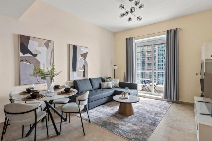 Elegant gestaltetes Wohnzimmer mit moderner Einrichtung in einer Wohnung im Building Cluster L - guestready-dxb - 1497148 in JLT, Dubai