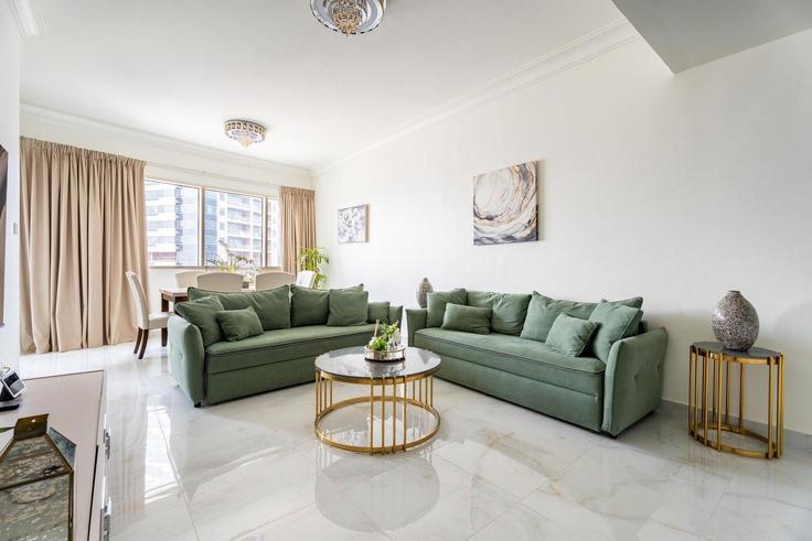 Dubai Al Thanyah FifthのBuilding Tariaq Bedon Esm - guestready-dxb - 1502310のアパートメントにある、モダンな家具を備えたエレガントなデザインのリビングルーム