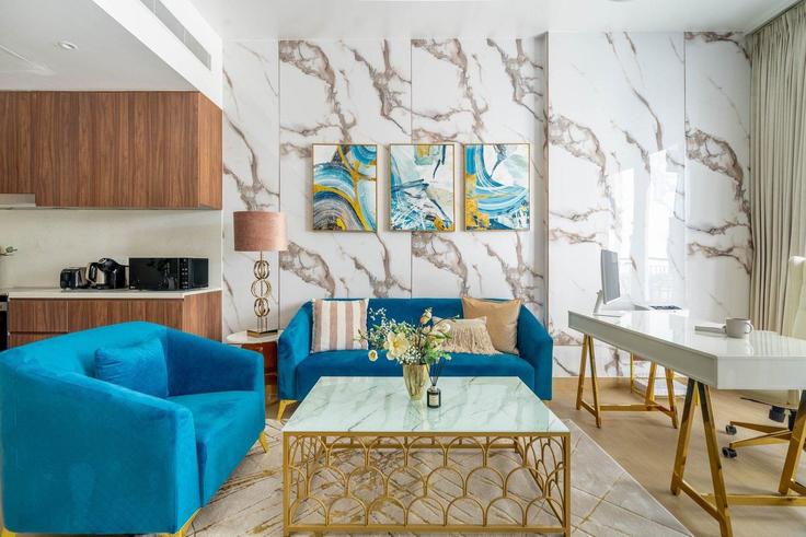 Salle de séjour élégante avec mobilier moderne dans un appartement à Building Tariaq Bedon Esm - guestready-dxb - 1386959 à Jumeirah, Dubai