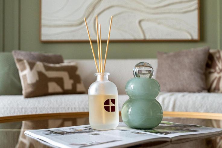 Elegant gestaltetes Wohnzimmer mit moderner Einrichtung in einer Wohnung im Building Tariaq Bedon Esm - guestready-dxb - 1502294 in Al Kheeran First, Dubai