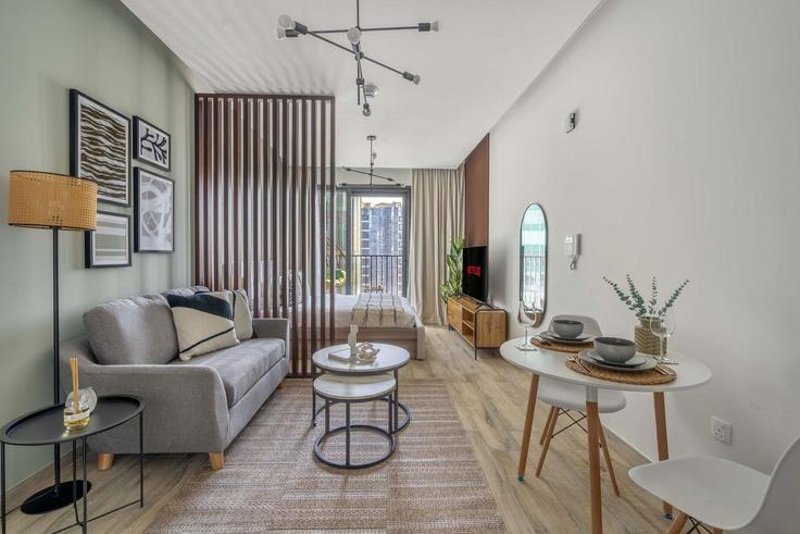 Sala de estar elegantemente projetada com móveis modernos em um apartamento no Building Al Khaleej Al Tejari 1 Street - guestready-dxb - 1502371 em Business Bay, Dubai