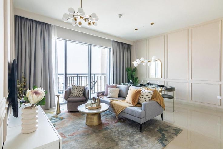 Elegant gestaltetes Wohnzimmer mit moderner Einrichtung in einer Wohnung im Building Tariaq Bedon Esm - guestready-dxb - 1497176 in Ras Al Khor, Dubai Elegant gestaltetes Wohnzimmer mit moderner Einrichtung in einer Wohnung im Building Tariaq Bedon Esm - guestready-dxb - 1497176 in Ras Al Khor, Dubai