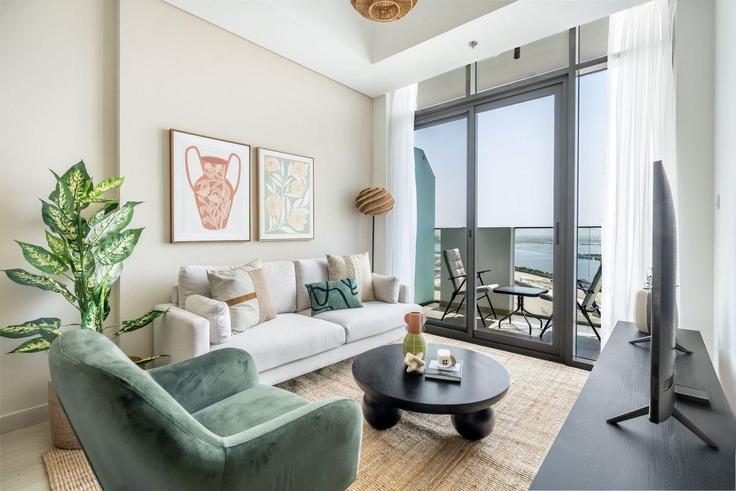 Dubai Al JadafのBuilding Al Khail Road - guestready-dxb - 1386956のアパートメントにある、モダンな家具を備えたエレガントなデザインのリビングルーム