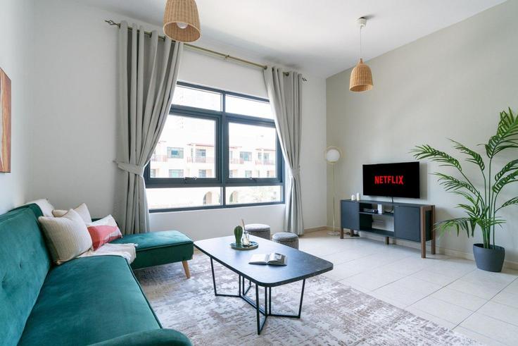 Salle de séjour élégante avec mobilier moderne dans un appartement à Building 3 - guestready-dxb - 1502415 à Al Barsha, Dubai