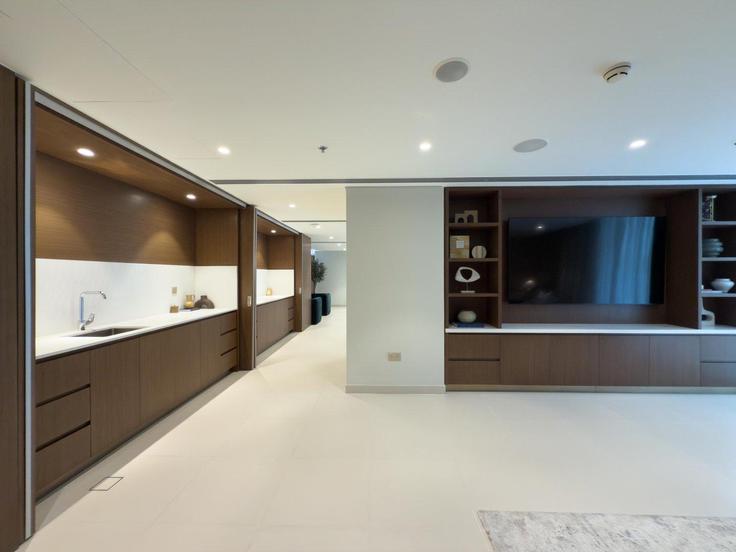 Dubai Marsa DubaiのBuilding Tariaq Bedon Esm - guestready-dxb - 1386942のアパートメントにある、モダンな家具を備えたエレガントなデザインのリビングルーム