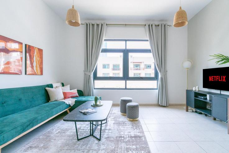 Dubai Al BarshaのBuilding 3 - guestready-dxb - 1502415のアパートメントにある、モダンな家具を備えたエレガントなデザインのリビングルーム