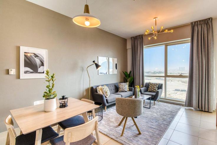 Sala de estar elegantemente projetada com móveis modernos em um apartamento no Building Street 7 - guestready-dxb - 1502433 em Al Barsha, Dubai