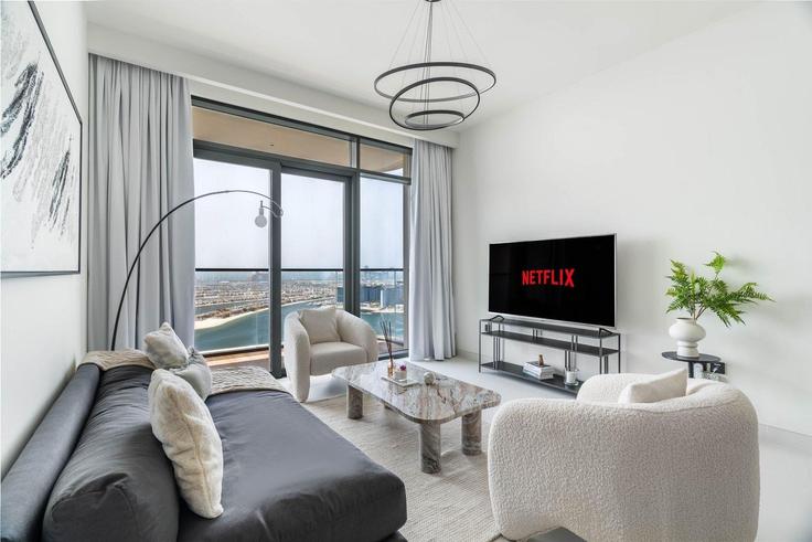 Sala de estar elegantemente projetada com móveis modernos em um apartamento no Building Tariaq Bedon Esm - guestready-dxb - 1502377 em Marsa Dubai, Dubai