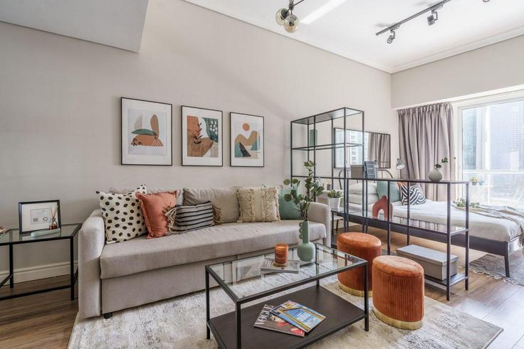 Elegant gestaltetes Wohnzimmer mit moderner Einrichtung in einer Wohnung im Building Cluster D - guestready-dxb - 1502311 in JLT, Dubai