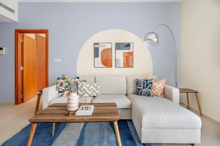 Salle de séjour élégante avec mobilier moderne dans un appartement à Building 4th Street - guestready-dxb - 1502435 à Al Barsha, Dubai