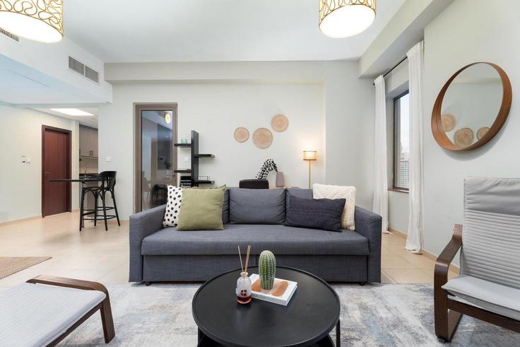 Dubai Dubai MarinaのBuilding Al Gharbi Street - guestready-dxb - 1502406のアパートメントにある、モダンな家具を備えたエレガントなデザインのリビングルーム