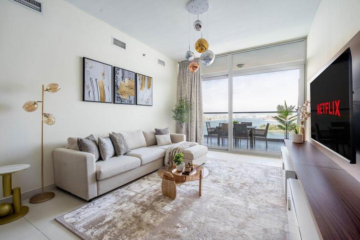 Elegant gestaltetes Wohnzimmer mit moderner Einrichtung in einer Wohnung im Building Tariaq Bedon Esm - guestready-dxb - 1386960 in The Palm Jumeirah, Dubai