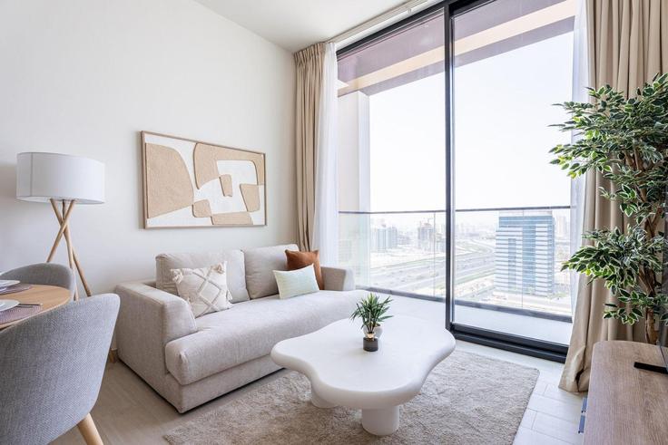 Elegant gestaltetes Wohnzimmer mit moderner Einrichtung in einer Wohnung im Building Tariaq Bedon Esm - guestready-dxb - 1386943 in Jumeirah Village, Dubai Elegant gestaltetes Wohnzimmer mit moderner Einrichtung in einer Wohnung im Building Tariaq Bedon Esm - guestready-dxb - 1386943 in Jumeirah Village, Dubai