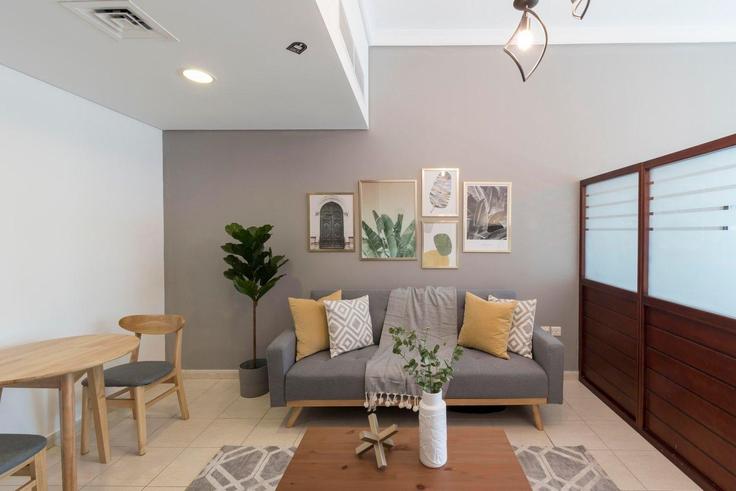 Dubai Al Thanyah FifthのBuilding Cluster D - guestready-dxb - 1502432のアパートメントにある、モダンな家具を備えたエレガントなデザインのリビングルーム