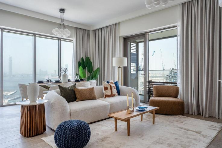 Building Tariaq Bedon Esm - guestready-dxb - 1497093 adresindeki bir dairede modern mobilyalarla zarif bir şekilde tasarlanmış oturma odası Al Kheeran First, Dubai