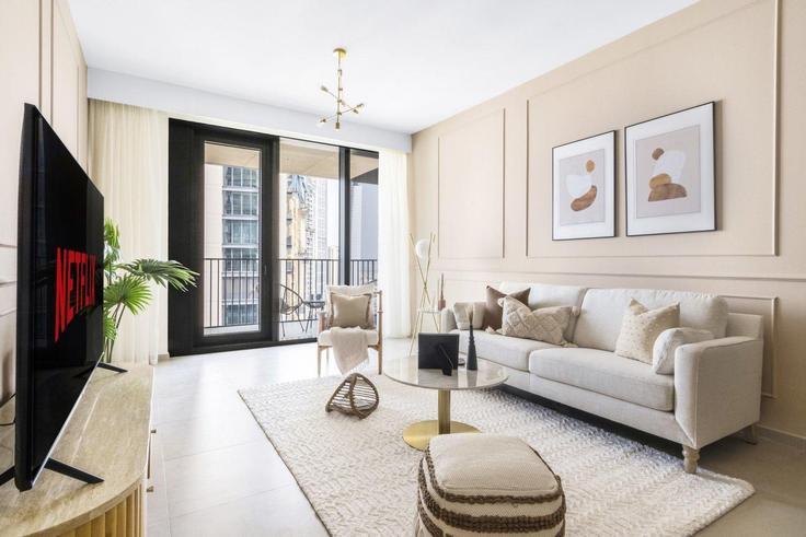 Building Al Tahani St - guestready-dxb - 1497178 adresindeki bir dairede modern mobilyalarla zarif bir şekilde tasarlanmış oturma odası Downtown Dubai, Dubai