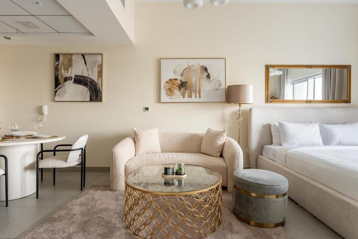 Sala de estar elegantemente projetada com móveis modernos em um apartamento no Building Tariaq Bedon Esm - guestready-dxb - 1386976 em Al Barsha South Second, Dubai Sala de estar elegantemente projetada com móveis modernos em um apartamento no Building Tariaq Bedon Esm - guestready-dxb - 1386976 em Al Barsha South Second, Dubai