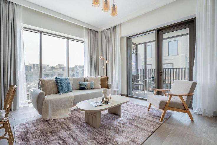 Salle de séjour élégante avec mobilier moderne dans un appartement à Building Tariaq Bedon Esm - guestready-dxb - 1497097 à Al Kheeran First, Dubai