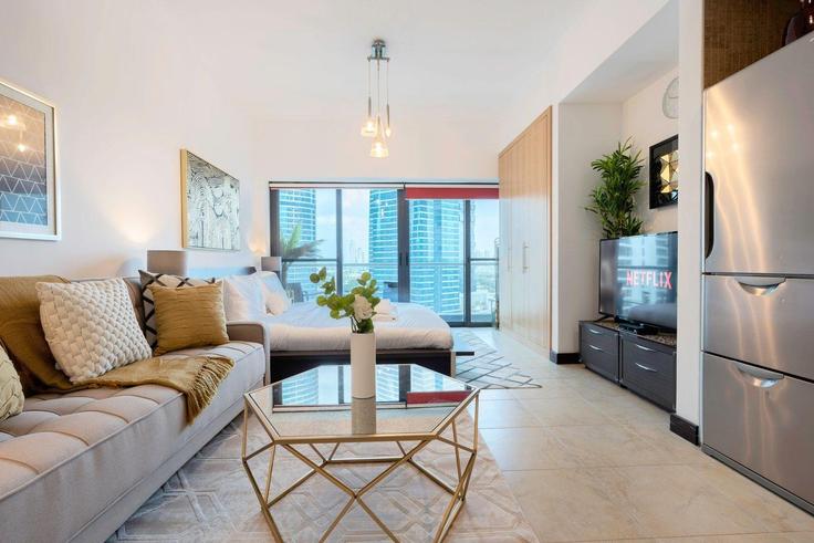 Al Thanyah Fifth, Dubai에 위치한 Building Tariaq Bedon Esm - guestready-dxb - 1502430 유닛의 세련된 인테리어가 돋보이는 거실