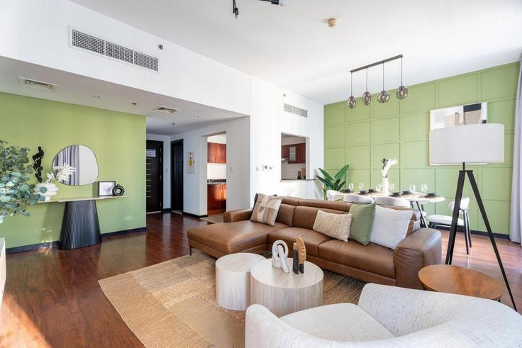 Elegante sala de estar con mobiliario moderno en un apartamento en Building Tariaq Bedon Esm - guestready-dxb - 1502266 en Al Thanyah Fifth, Dubai