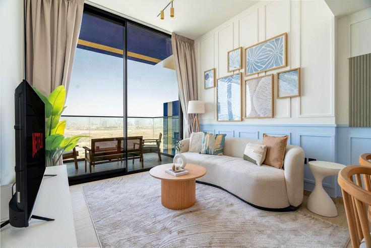 Elegant gestaltetes Wohnzimmer mit moderner Einrichtung in einer Wohnung im Building Street 11 - guestready-dxb - 1497141 in Jumeirah Village, Dubai Elegant gestaltetes Wohnzimmer mit moderner Einrichtung in einer Wohnung im Building Street 11 - guestready-dxb - 1497141 in Jumeirah Village, Dubai