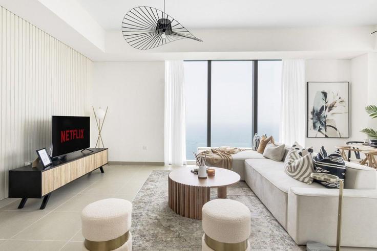 Sala de estar elegantemente projetada com móveis modernos em um apartamento no Building King Salman Bin Abdulaziz Al Saud Street - guestready-dxb - 1497166 em Dubai Marina, Dubai