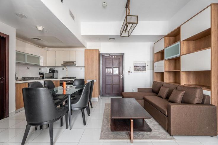 Jebel Ali Village, Dubai에 위치한 Building Al Asayel Street - guestready-dxb - 1502269 유닛의 세련된 인테리어가 돋보이는 거실