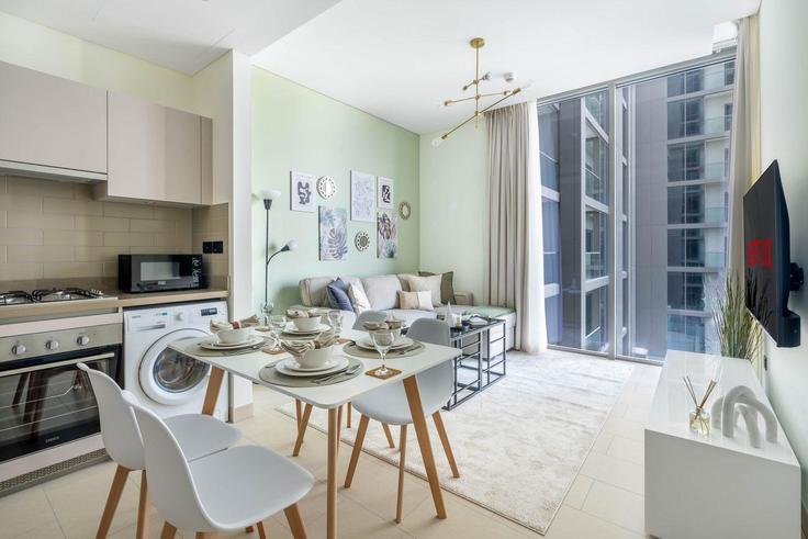 Nad Al Sheba, Dubai에 위치한 Building Tariaq Bedon Esm - guestready-dxb - 1386967 유닛의 세련된 인테리어가 돋보이는 거실