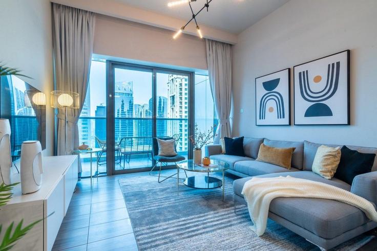 Salle de séjour élégante avec mobilier moderne dans un appartement à Building Cluster K - guestready-dxb - 1502424 à JLT, Dubai