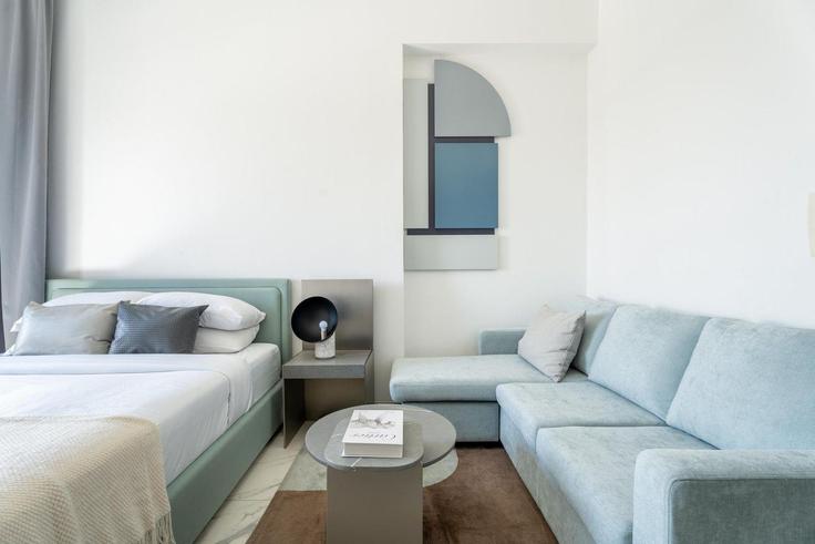 Elegante sala de estar con mobiliario moderno en un apartamento en Building Tariaq Bedon Esm - guestready-dxb - 1386955 en Hadaeq Sheikh Mohammed Bin Rashid, Dubai Elegante sala de estar con mobiliario moderno en un apartamento en Building Tariaq Bedon Esm - guestready-dxb - 1386955 en Hadaeq Sheikh Mohammed Bin Rashid, Dubai