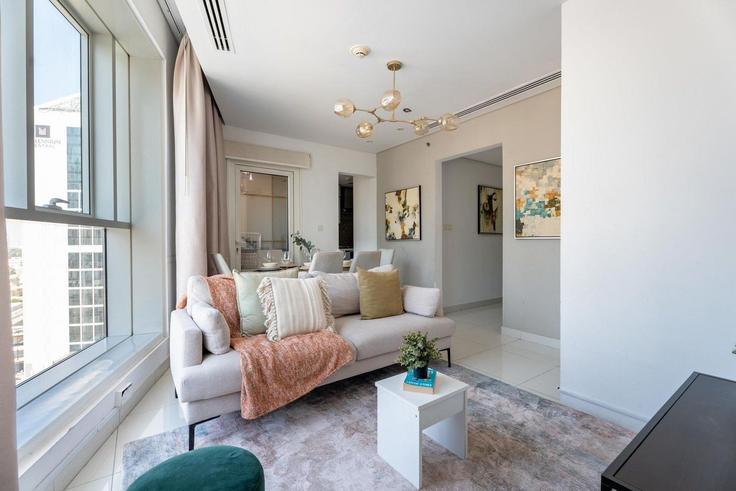 Salle de séjour élégante avec mobilier moderne dans un appartement à Building Marasi Drive - guestready-dxb - 1497169 à Business Bay, Dubai