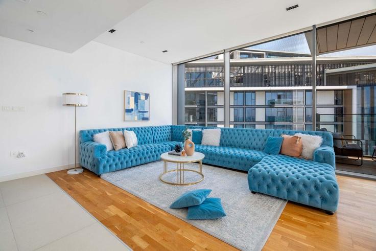 Sala de estar elegantemente projetada com móveis modernos em um apartamento no Building Tariaq Bedon Esm - guestready-dxb - 1386953 em Marsa Dubai, Dubai