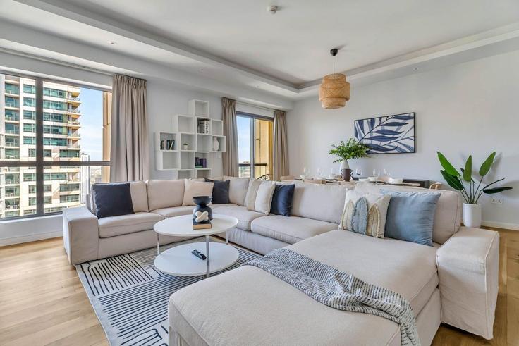 Salle de séjour élégante avec mobilier moderne dans un appartement à Building Al Gharbi Street - guestready-dxb - 1497122 à Dubai Marina, Dubai