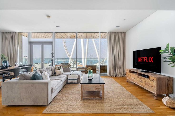 Salle de séjour élégante avec mobilier moderne dans un appartement à Building Tariaq Bedon Esm - guestready-dxb - 1386962 à Marsa Dubai, Dubai Salle de séjour élégante avec mobilier moderne dans un appartement à Building Tariaq Bedon Esm - guestready-dxb - 1386962 à Marsa Dubai, Dubai