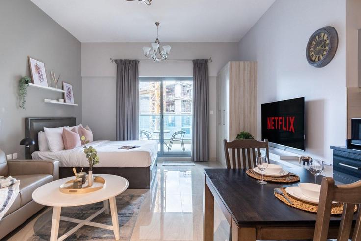Sala de estar elegantemente projetada com móveis modernos em um apartamento no Building Marasi Drive - guestready-dxb - 1502417 em Business Bay, Dubai
