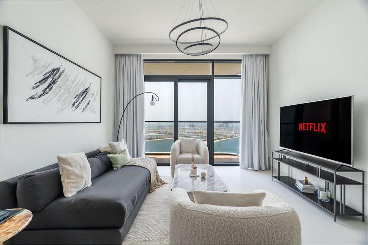 Dubai Marsa DubaiのBuilding Tariaq Bedon Esm - guestready-dxb - 1502377のアパートメントにある、モダンな家具を備えたエレガントなデザインのリビングルーム Dubai Marsa DubaiのBuilding Tariaq Bedon Esm - guestready-dxb - 1502377のアパートメントにある、モダンな家具を備えたエレガントなデザインのリビングルーム