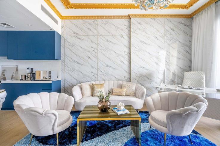 Salle de séjour élégante avec mobilier moderne dans un appartement à Building Tariaq Bedon Esm - guestready-dxb - 1386936 à Jumeirah, Dubai