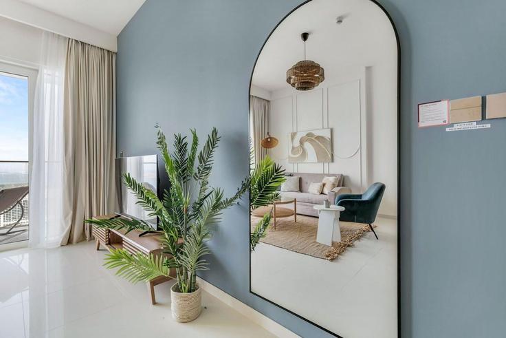 Dubai Marsa DubaiのBuilding Tariaq Bedon Esm - guestready-dxb - 1386957のアパートメントにある、モダンな家具を備えたエレガントなデザインのリビングルーム