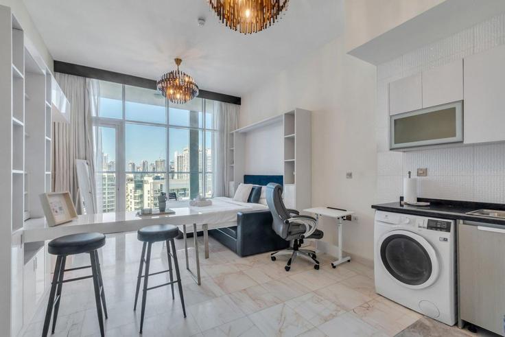 Sala de estar elegantemente projetada com móveis modernos em um apartamento no Building Marasi Drive - guestready-dxb - 1502270 em Business Bay, Dubai