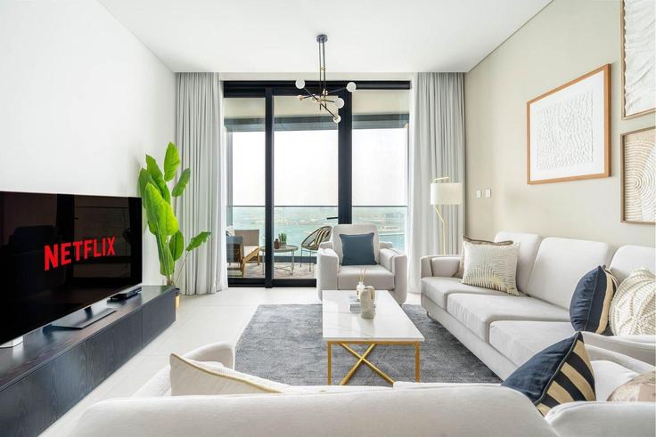Elegante sala de estar con mobiliario moderno en un apartamento en Building The Walk - guestready-dxb - 1497147 en Dubai Marina, Dubai Elegante sala de estar con mobiliario moderno en un apartamento en Building The Walk - guestready-dxb - 1497147 en Dubai Marina, Dubai